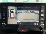 【パノラミックビューモニター】クルマを真上から見下ろした視点で駐車をサポートします。クルマの斜め後ろや真横など、いち早く障害物に気が付くことができます。