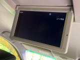 【フリップダウンモニター】大画面モニターで後席でもエンタメをお楽しみいただけます。小さなお子様にも大人気の装備です♪