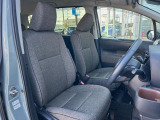 運転席まわりには十分なスペースがあり、大柄な方でもゆったり運転していただける環境です。