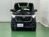 LEDヘッドライトを装備しています。LEDヘッドライトはとても明るく、雨の日や夜間走行も安全・安心です。オートライトコントロール付きで周囲の明るさに応じて自動で点灯・消灯します