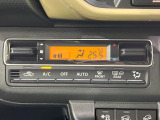 【オートエアコン】一度お好みの温度に設定すれば、車内の温度を検知し風量や温度を自動で調整。暑い&hellip;寒い&hellip;と何度もスイッチ操作をする必要はありません。快適な車内空間には必須の機能ですね♪