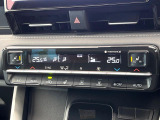 【左右独立型フルオートエアコン】運転席と助手席でそれぞれお好みの温度に設定可能。同乗者にも配慮した、快適な空調をお届け致します。