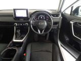 革巻きステアリングで快適な操作性の運転席です。