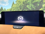 【12.3インチマツダコネクト】車内の雰囲気にマッチした大型ディスプレイ。スマホ接続でのナビ使用やBluetooth再生等、様々な機能が楽しめます。直感的なダイヤル操作が可能で、使い勝手も良好です。