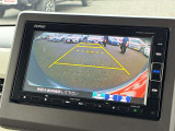 【バックモニター】後方の障害物や歩行者を確認できるバックモニター。狭い駐車場や混雑した場所でも安心して車を操作できます。