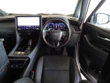 ウッド調と革巻きステアリングで快適な操作性の運転席です。