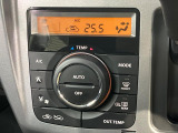 【オートエアコン】一度お好みの温度に設定すれば、車内の温度を検知し風量や温度を自動で調整。暑い&hellip;寒い&hellip;と何度もスイッチ操作をする必要はありません。快適な車内空間には必須の機能ですね♪