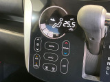 【オートエアコン】一度お好みの温度に設定すれば、車内の温度を検知し風量や温度を自動で調整。暑い&hellip;寒い&hellip;と何度もスイッチ操作をする必要はありません。快適な車内空間には必須の機能ですね♪