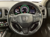 ハンドルにHondaセンシング系のクルーズコントロールやレーンキープアシストなどのスイッチと、オーディオの操作スイッチが装備されています。ハンドルから手を離さず安全に操作できます。