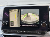 狭い道でのすれ違い、左側のガードレールや側溝が見えないと不安になりませんか?アラウンドビューモニターならバックカメラに加え、発進時に前方や周囲の確認、すれ違い時の助手席側下方の確認も出来て安心です♪