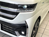 【LEDヘッドライト】悪天候や夜間走行時も良好な視界を確保し安心して運転できる高輝度LEDヘッドライトを装備!点灯速度が早く、消費電力も抑えられています。