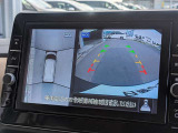 アラウンドビューモニター。上空から見下ろしているかのような映像を映し出して周囲を確認し、スムースな駐車をアシストします。