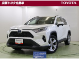 悪路走行の安定感に日常使いでの快適性を備えたコンパクト・クロスオーバーSUVの先駆け【RAV4】HV。存在感のあるワイドなボディはアウトドアではもちろん、都会にも馴染む洗練されたビジュアルです。