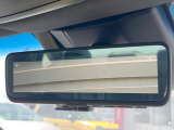 【デジタルインナーミラー】後席の大きな荷物や同乗者で後方が確認しづらい時でも安心!カメラが撮影した車両後方の映像をルームミラー内に表示。クリアな視界で状況の確認が可能です!