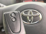 【スマートキー】カバンやポケットに入れたままでもドアの施錠・解錠が可能なスマートキーを装備。エンジンのオン・オフ時もカギを取り出す必要が無いからとっても便利です♪
