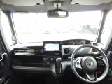 ★視界★運転を気分よく楽しむための工夫のひとつとして、高い剛性をもたせた極細フロントピラーを採用。 前方の死角を減らし、交差点などでの安心感を高める、良好な視界にこだわりました。