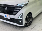 【LEDヘッドライト】悪天候や夜間走行時も良好な視界を確保し安心して運転できる高輝度LEDヘッドライトを装備!点灯速度が早く、消費電力も抑えられています。
