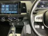 純正ディスプレイオーディオが装備されています。スマホとケーブルで連携するとアップルカープレイやアンドロイドオートなど便利なナビ機能が使えます。行き先検索は音声コマンドに話しかけるだけで検索できます