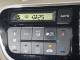 【オートエアコン】一度お好みの温度に設定すれば、車内の温度を検知し風量や温度を自動で調整。暑い&hellip;寒い&hellip;と何度もスイッチ操作をする必要はありません。快適な車内空間には必須の機能ですね♪
