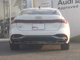Audiのリヤディフューザーは、車両の後方での空気の流れを整え、乱流を減少させることで、走行安定性を向上させます。またスポーティで洗練された外観を提供し、全体のスタイルに一体感を持たせます。