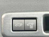 【パワーバックドア】スマートキーや運転席のボタンを押すだけでリアゲートが自動で開閉します!荷物を持っている時や、高い位置にあるバックドアを閉める際に便利な機能です♪