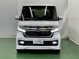 LEDヘッドライトを装備しています。LEDヘッドライトはとても明るく、雨の日や夜間走行も安全・安心です。オートライトコントロール付きで周囲の明るさに応じて自動で点灯・消灯します