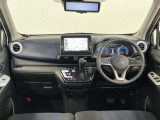 【インパネ】運転のしやすさを最優先に設計された見晴らしの良いフロントビュー。車両間隔が掴みやすく狭い道でも安心♪「安全」と「品質」を最優先に、安心してお乗りいただけるクルマを提供いたします。