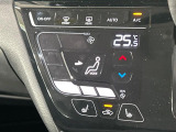 【オートエアコン】一度お好みの温度に設定すれば、車内の温度を検知し風量や温度を自動で調整。暑い&hellip;寒い&hellip;と何度もスイッチ操作をする必要はありません。快適な車内空間には必須の機能ですね♪