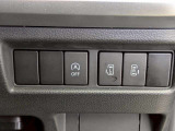 両側電動スライドドアの開閉スイッチになります。