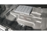 ヘッドアップディスプレー・・・フロントウインドウに車速やナビゲーション情報を投影する新装備です。走行中わずかな視点移動で情報が得られます