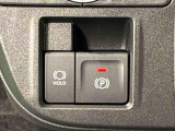 指先だけで簡単に操作が可能な電動パーキングブレーキを採用。「HOLD」スイッチを押すと、渋滞や信号待ちなどでブレーキペダルから足を離しても、ブレーキを保持するので安心です