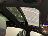 パノラミックルーフで明るい車内と開放感あるドライブをお楽しみいただけます。