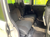 後部座席も気になるようなキズ・汚れやへたり等、大きなダメージはなく、良好な状態です。