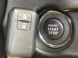 【キーレススタートシステム】カバンやポケットに入れたままでもドアの施錠・解錠が可能なスマートキーを装備。エンジンのオン・オフ時もカギを取り出す必要が無いからとっても便利です♪