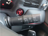 オートヘッドライト標準装備です。車外の明るさに応じて自動的にヘッドライトの点灯・消灯をしてくれます。