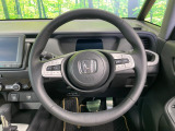 インテリアに合わせたデザインのステアリングは、運転される方のことも考え、運転しやすい形状、大きさです。是非一度、実際に触ってお確かめください。
