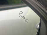 【ブラインドスポットモニター】走行中、ドアミラーの死角になりやすい箇所に後続車が接近するとサイドミラーのレンズに警告を表示!ドライバーに注意喚起をしてくれます。