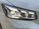 ●LEDハイビームが多数独立で存在し、ハイビーム時に対向車や前方を走る車の部分をロービームに切り替えが可能!!シーケンシャルウインカーも装備!!
