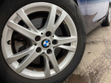 ●純正16インチアルミホイール:輸入車ならではの卓越した走りを支えるホイールと足回りです!日本車の走りに慣れている方にもぜひ体感して頂きたいほど、高いレベルでまとまっています!