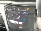 【オートエアコン】一度お好みの温度に設定すれば、車内の温度を検知し風量や温度を自動で調整。暑い&hellip;寒い&hellip;と何度もスイッチ操作をする必要はありません。快適な車内空間には必須の機能ですね♪