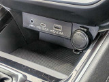 運転席のセンターにはしっかりとした小物入れが付いています。