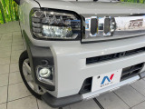 【LEDヘッドライト】悪天候や夜間走行時も良好な視界を確保し安心して運転できる高輝度LEDヘッドライトを装備!点灯速度が早く、消費電力も抑えられています。
