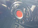 【オートエアコン】一度お好みの温度に設定すれば、車内の温度を検知し風量や温度を自動で調整。暑い&hellip;寒い&hellip;と何度もスイッチ操作をする必要はありません。快適な車内空間には必須の機能ですね♪