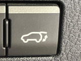 【パワーバックドア】スマートキーや運転席のボタンを押すだけでリアゲートが自動で開閉します!荷物を持っている時や、高い位置にあるバックドアを閉める際に便利な機能です♪