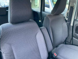 【フロントシート】ベンチシートタイプで狭い駐車スペースでも乗り降りラクラクです♪