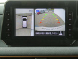 全周囲カメラで、クルマを上空から見下ろしているかのような映像を映し出します。周囲の状況がひと目でわかります!