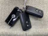 手荷物が多いときでも、スマートキーをバッグやポケットに携帯していれば、キーを取り出すことなくドアの解錠・施錠ができます。リモコンエンジンスターター付き!