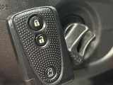 【キーレス】少し離れた場所からでもボタン一つでドアの開錠・施錠ができるのでとっても便利!ドアの鍵穴周りに傷をつけることもありません♪