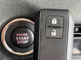【キーレススタートシステム】カバンやポケットに入れたままでもドアの施錠・解錠が可能なスマートキーを装備。エンジンのオン・オフ時もカギを取り出す必要が無いからとっても便利です♪