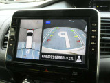 空の上から見下ろすように車の全周囲が表示されるアラウンドビューモニター☆駐車が得意になるとお出掛けも楽しくなります♪
